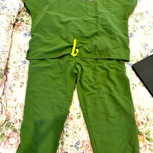 Large box top large green capris style pants very cute